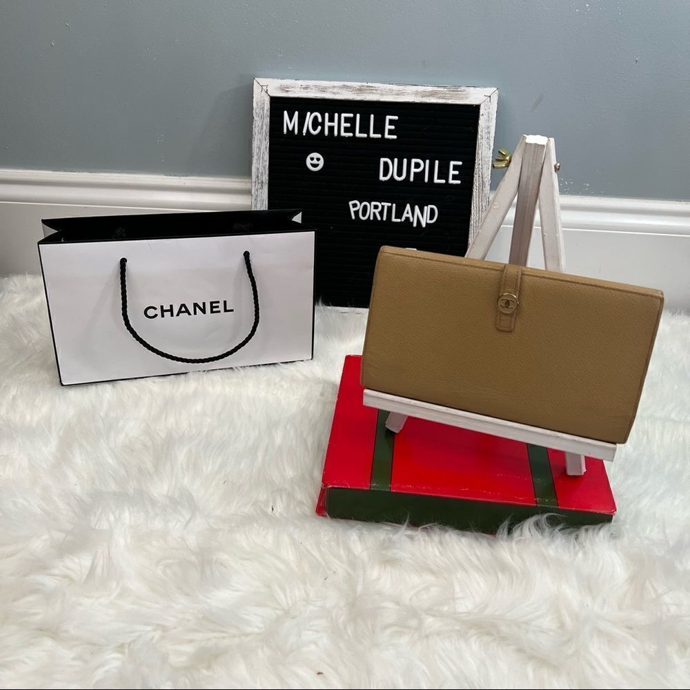𝅺CHANEL Beige Leather Coco CC Button Line